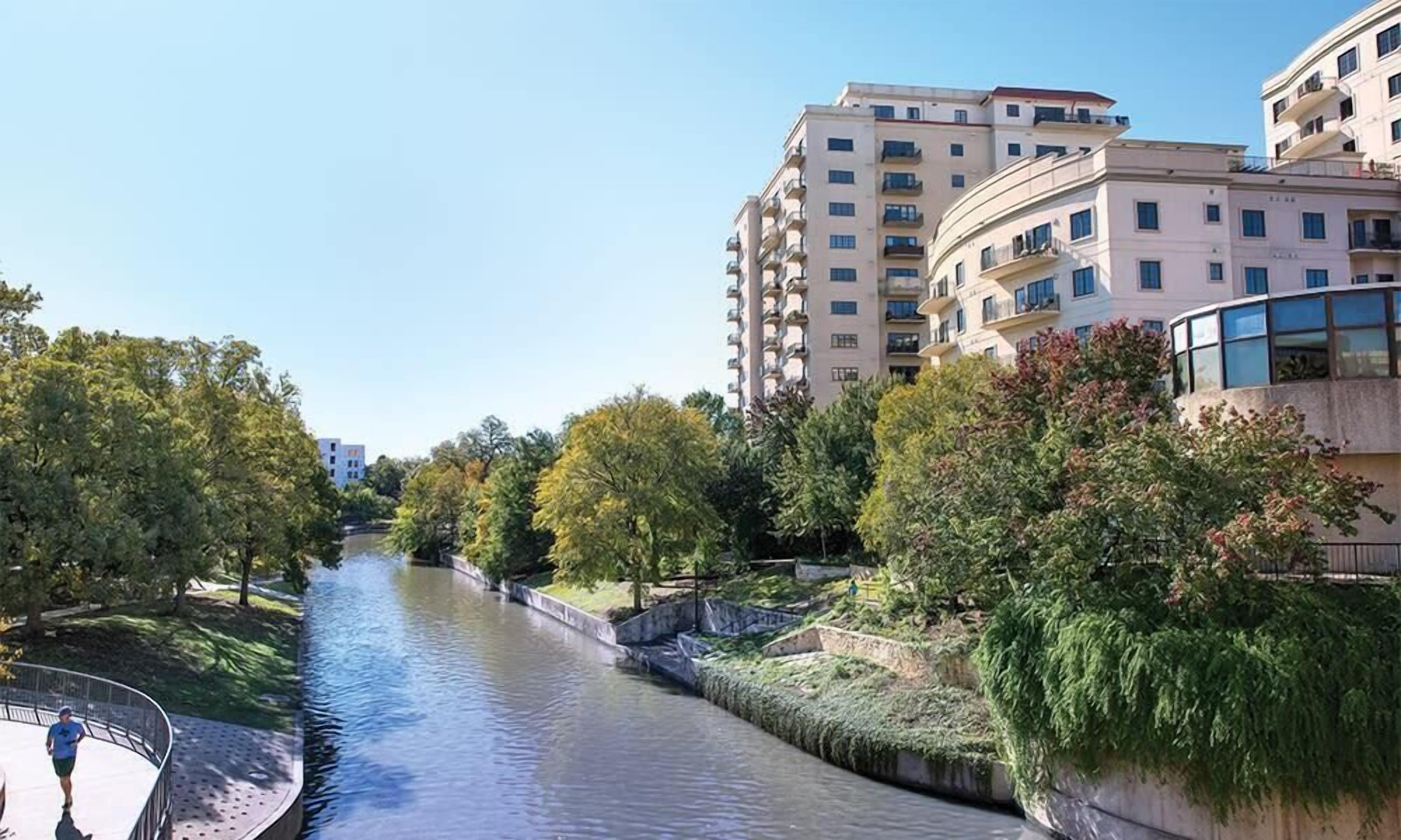 2br DX Condo w/ Downtown Skyline Views & River Walk!