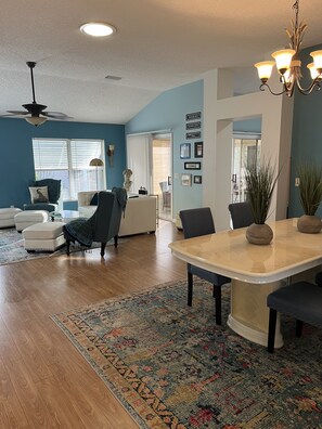 Interior - Discover The Villages! Pet Friendly in Prime Location &  Shopping (The Villages)