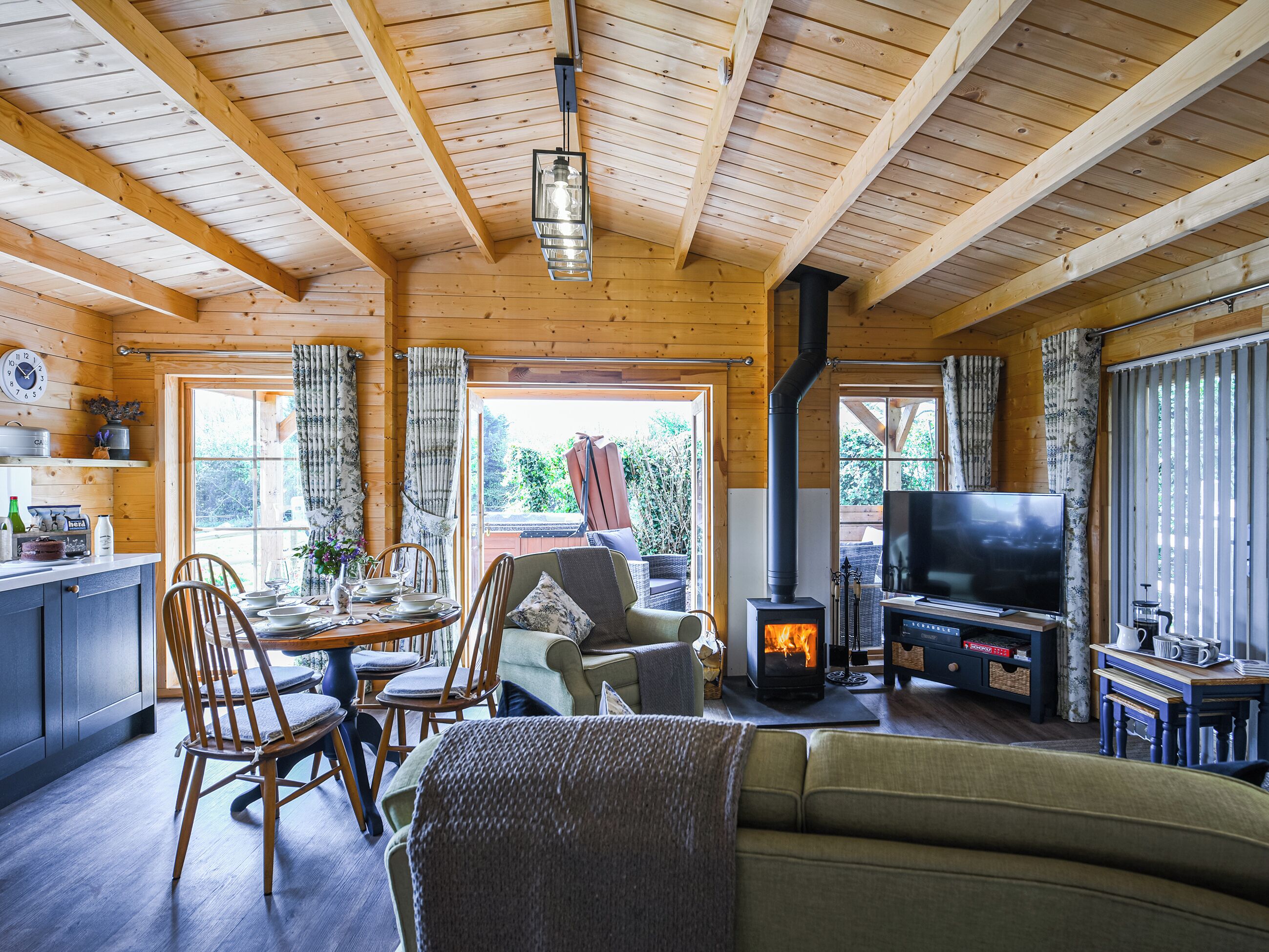TV, fireplace