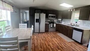 Jääkaappi, mikroaaltouuni, uuni, liesi