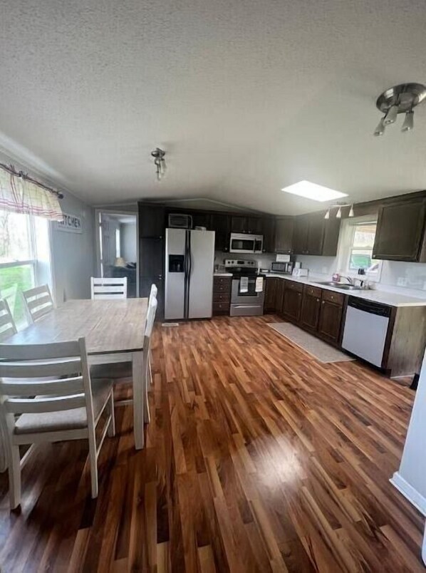 Kühlschrank, Mikrowelle, Ofen, Herdplatte