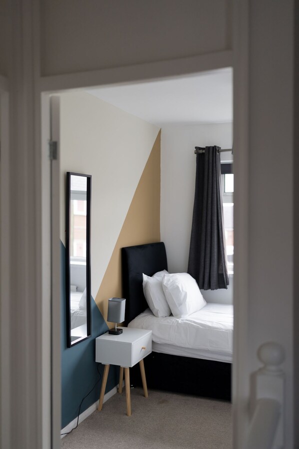 3 habitaciones, tabla de planchar con plancha, wifi y ropa de cama