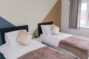 3 bedrooms, iron/ironing board, WiFi, bed sheets - Perfect for Contractors & Families + Free Parking! (Stafford)