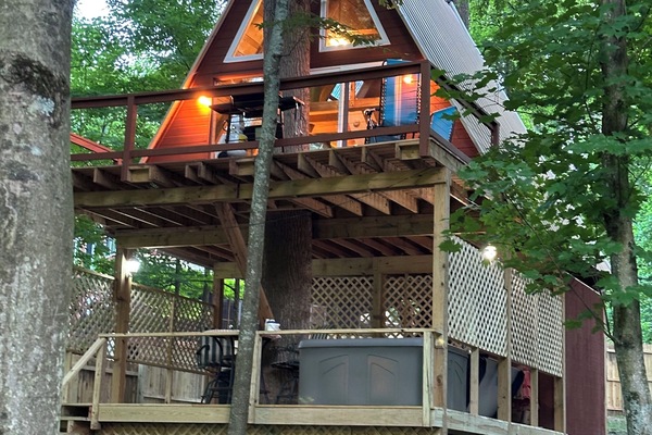 The front of the treehouse facing the river with the entertainment deck below.