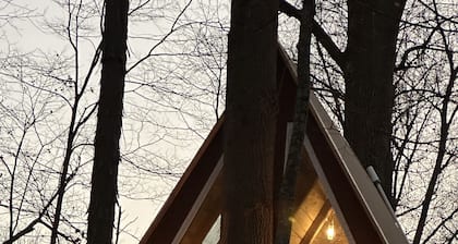 Spectacular riverfront treehouse, relaxing, swimming, paddling, and fishing.