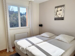 5 bedrooms, iron/ironing board, free WiFi