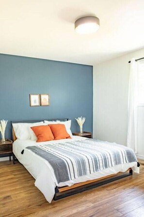 6 bedrooms, desk, iron/ironing board, WiFi - Fun, Relaxing Cottage w Hot Tub, Sauna & Fast Wifi (Buckhorn)