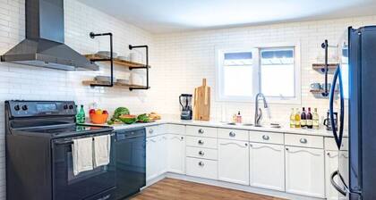 Fun, Relaxing Cottage w Hot Tub, Sauna & Fast Wifi