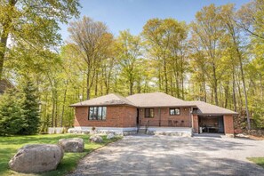 Exterior - Fun, Relaxing Cottage w Hot Tub, Sauna & Fast Wifi (Buckhorn)