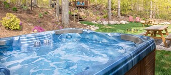 Fun, Relaxing Cottage w Hot Tub, Sauna & Fast Wifi