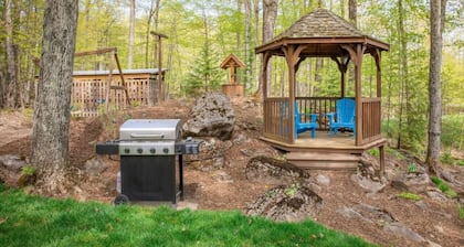Fun, Relaxing Cottage w Hot Tub, Sauna & Fast Wifi