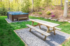 Outdoor dining - Fun, Relaxing Cottage w Hot Tub, Sauna & Fast Wifi (Buckhorn)