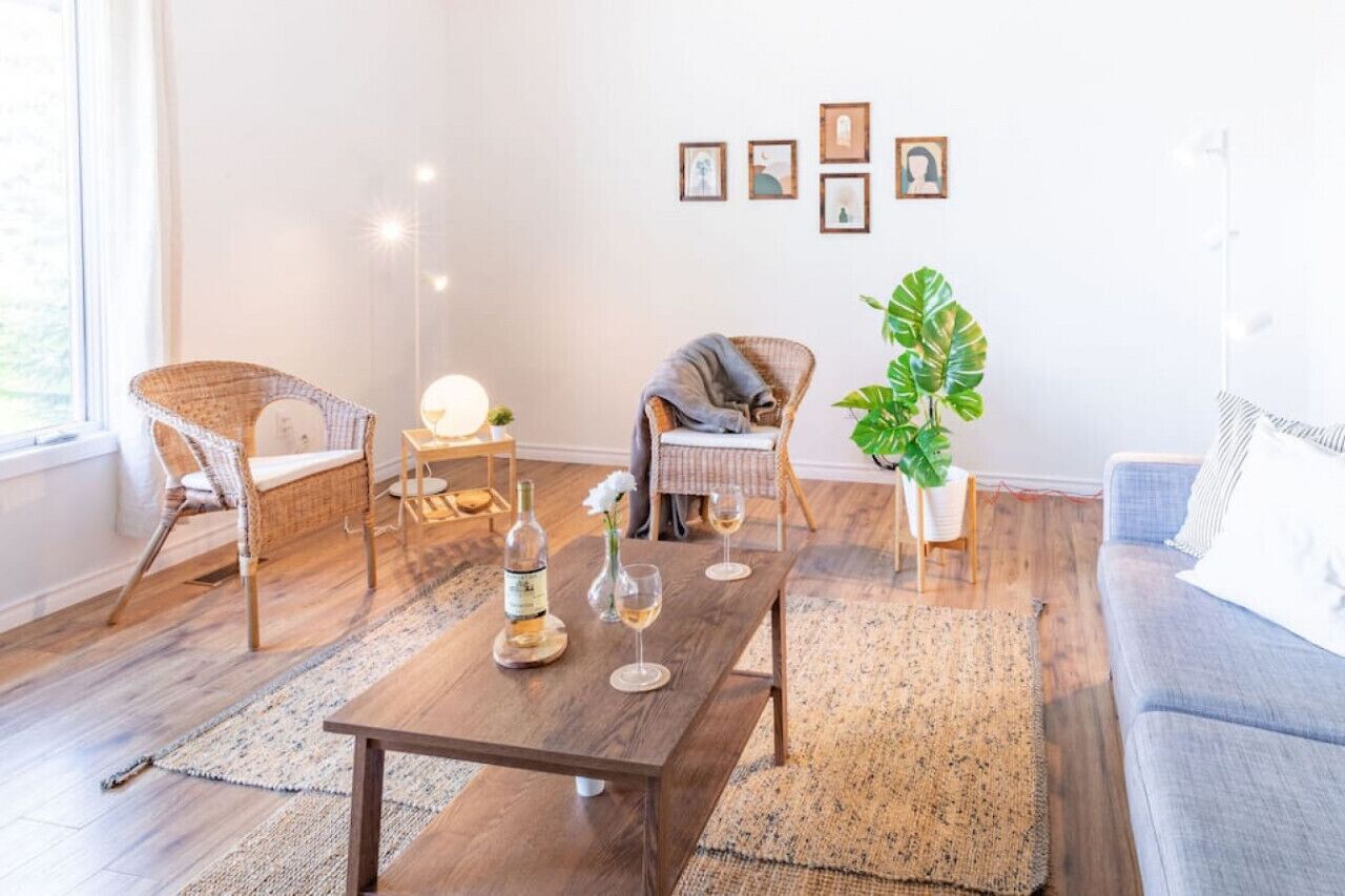 Fernseher, Tischtennisplatte, Stereoanlage