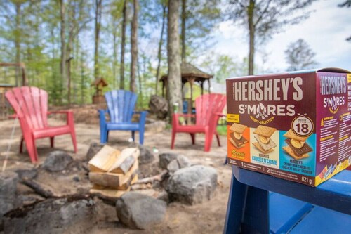 Fun, Relaxing Cottage w Hot Tub, Games & Fast Wifi