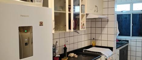 ثلاجة، ميكروويف، فرن، موقد طهي مسطح