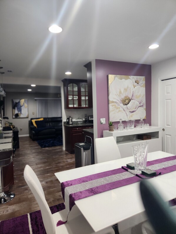 Dining - Quiet Family Oasis in Farmington Hills, Sleeps 6-10. 20 miles from Downtown (Farmington Hills)