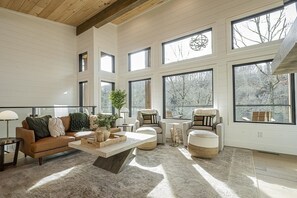 Smart TV, chimenea, videojuegos