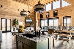 Interior - "Experience was everything we had hoped 4 & more!" (Sevierville)