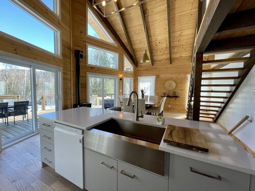 Boutique chalet—woodland retreat, fireplace, chef kitchen, soaking tub—near PTDN