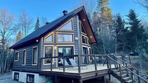Exterior - Boutique chalet—woodland retreat, fireplace, chef kitchen, soaking tub—near PTDN (Val-Morin)