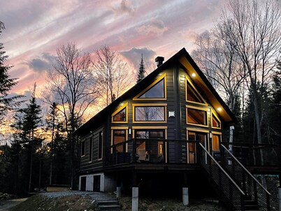 Boutique chalet—woodland retreat, fireplace, chef kitchen, soaking tub—near PTDN