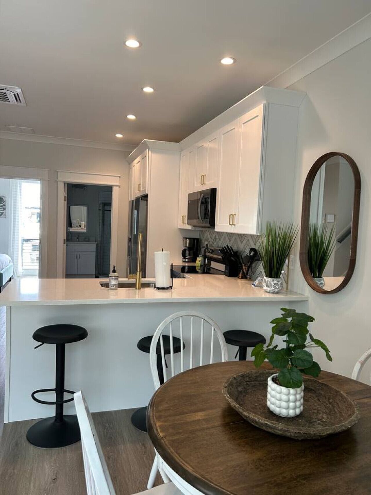 冷蔵庫、電子レンジ、オーブン、コンロ