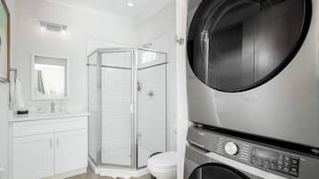 Douche, sèche-cheveux, serviettes fournies, shampoing