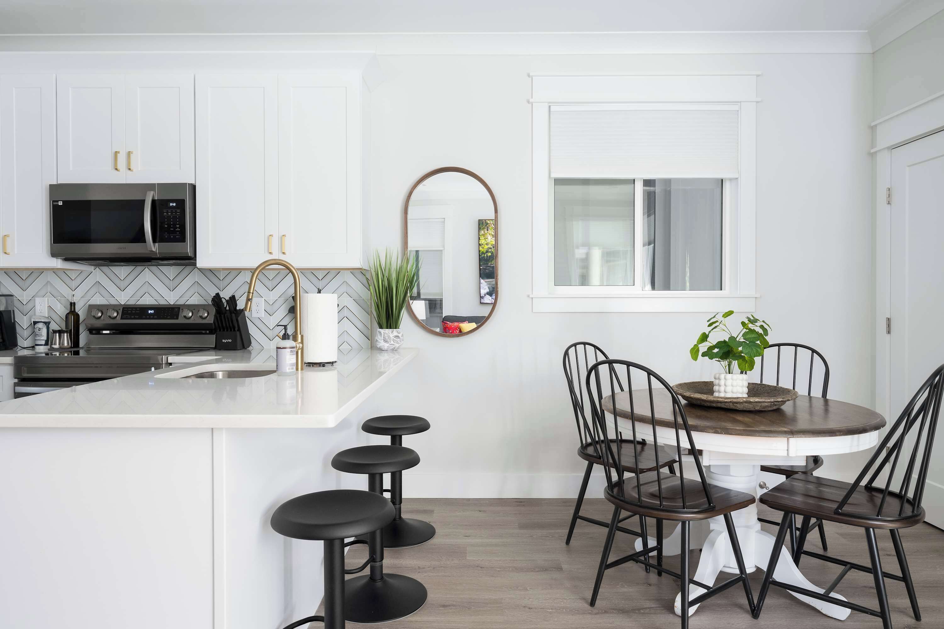 Coffee/tea maker, fridge, microwave, oven