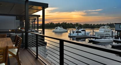 Explore at The Cove- Houseboat in Downton Wilmington