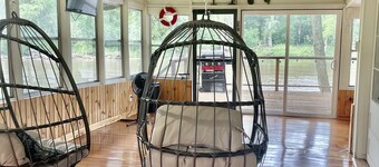 Cozy cabin on the river!! Pet friendly!