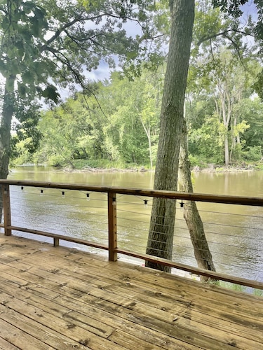 Cozy cabin on the river!! Pet friendly!