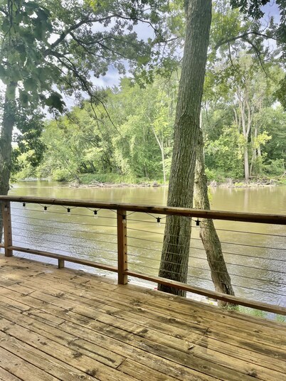 Cozy cabin on the river!! Pet friendly!