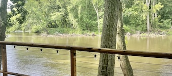 Cozy cabin on the river!! Pet friendly!