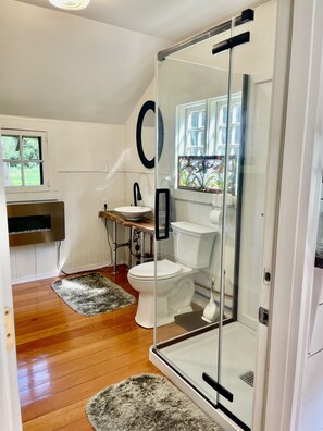 Suihku, hiustenkuivaaja, pyyhkeet, saippua