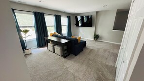 智能电视、壁炉、电子游戏