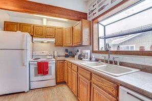 Fridge, microwave, stovetop, dishwasher - Cozy Anchorage Vacation Rental Near Hospitals! (Anchorage)