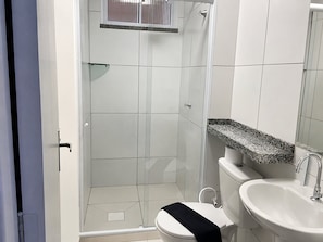 Comfort Apartment | Bathroom | Shower, hair dryer, towels, soap