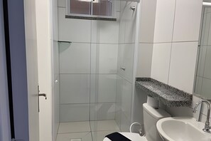 Ducha, secador de pelo, toallas, jabón