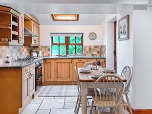 Dishwasher, high chair - 2 bedroom accommodation in Dolphinholme (Dolphinholme)