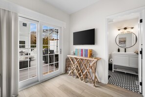 Interior - Beach Block Beauty! 2 blocks from beach & downtown area. (Margate City)