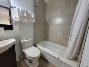 Ein Badezimmer mit Toilette, Waschbecken und Badewanne.