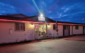 Front of property – evening/night - Grizzly Motel  (Swan Hills)