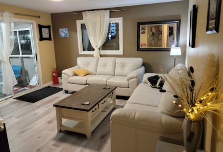 Lounge. Grizzly Motel