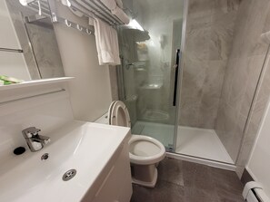Toalhas de banho, sabonete, shampoo, papel higiênico