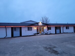 Front of property - Grizzly Motel (Swan Hills)