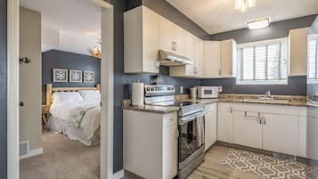 Frigorífico, microondas, horno y placa de cocina