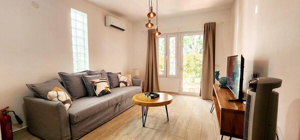 15-inch plasma TV with cable channels - Apartamento Bayahibe Con Terraza (San Rafael del Yuma)