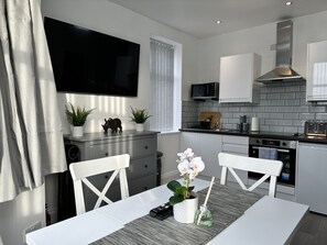 Microwave, oven - HR3 Granada Apartments (Blackpool)