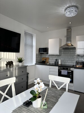 Microwave, oven - Granada Apartments Holmfield Rd flat 3 1st floor front (Blackpool)