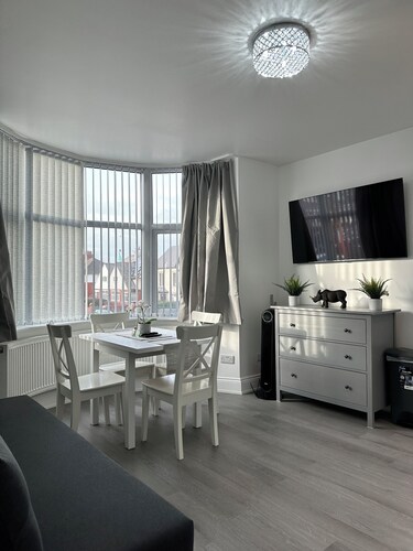 Granada Apartments Holmfield Rd flat 3 1st floor front